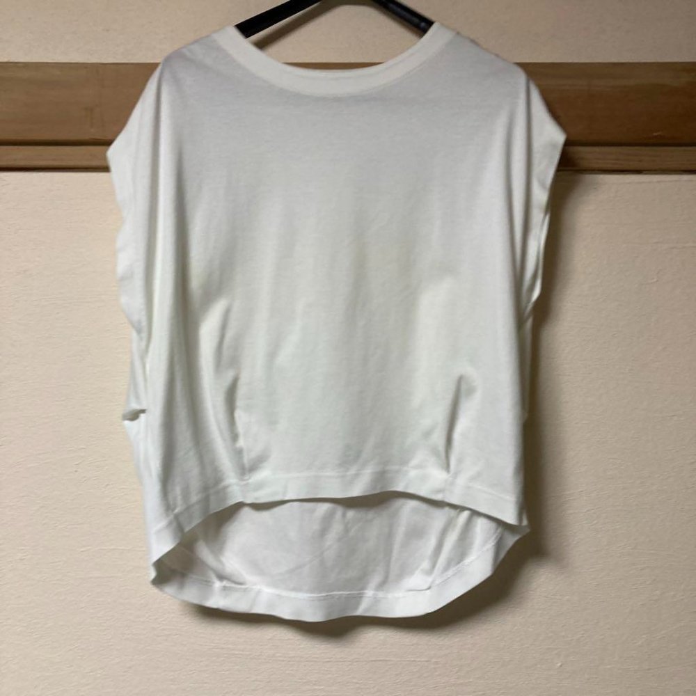White short sleeves